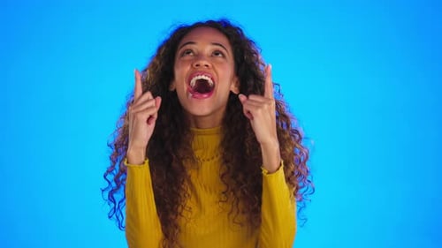 Fröhlicher Tanz, aufgeregt und Frau zeigen auf kommerziell Werbung, Werbetextfläche