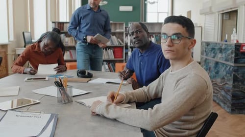 Schüler aus dem Mittleren Osten, die Sprache lernen
