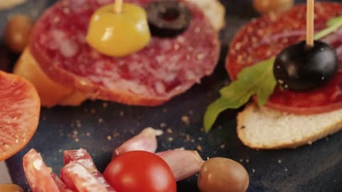 Tapas, mélange de saucisses de porc espagnoles, planche à découper d'appétissante collation catalane : fuet, jamon, chorizo