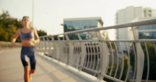 A esportista feliz e levemente cansada faz uma pausa durante a corrida e depois continua se movendo, descansando durante