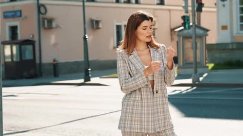 Linda sorridente posando na rua