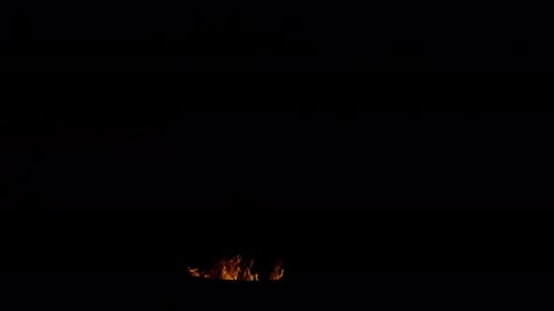 Ignite Sammlung: Kleine Flammen spucken aus einer Trommel auf schwarzem Hintergrund, aufgenommen in 4K mit 120 Bildern pro Sekunde