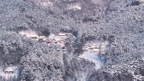Paisagem nevada do Templo Naesosa e do Parque Nacional Byeonsanbando no inverno, Coreia do Sul