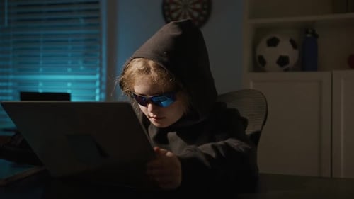 Hacker-Kindersoftware für Cyberkriminalität Informationsspion mit Programmierung Maskiertes Hacker-Kid beim Hacken eines
