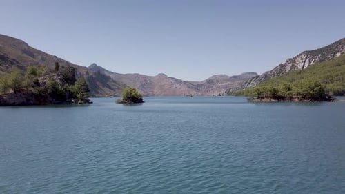 Reservatório Green Canyon com montanhas Taurus ao fundo perto de Manavgat, Antalya, Turquia. Ampla