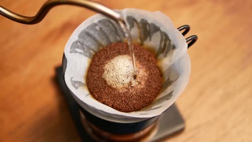 Barista préparant une boisson au café à partir d'une carafe dégoulinante