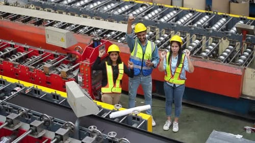 Team von Ingenieuren und Fachleuten in einer Fertigungsfabrik für die Schwerindustrie. Team von Arbeitern