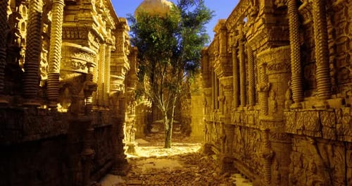 Ruines d'un ancien temple entourées d'une végétation luxuriante pendant l'heure dorée