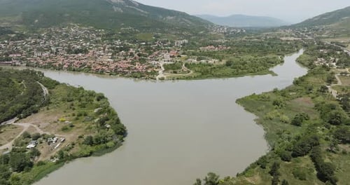 Confluent des rivières Mtkvari et Aragvi qui coulent dans la plus ancienne ville de Mtskheta en Géorgie. Aeria
