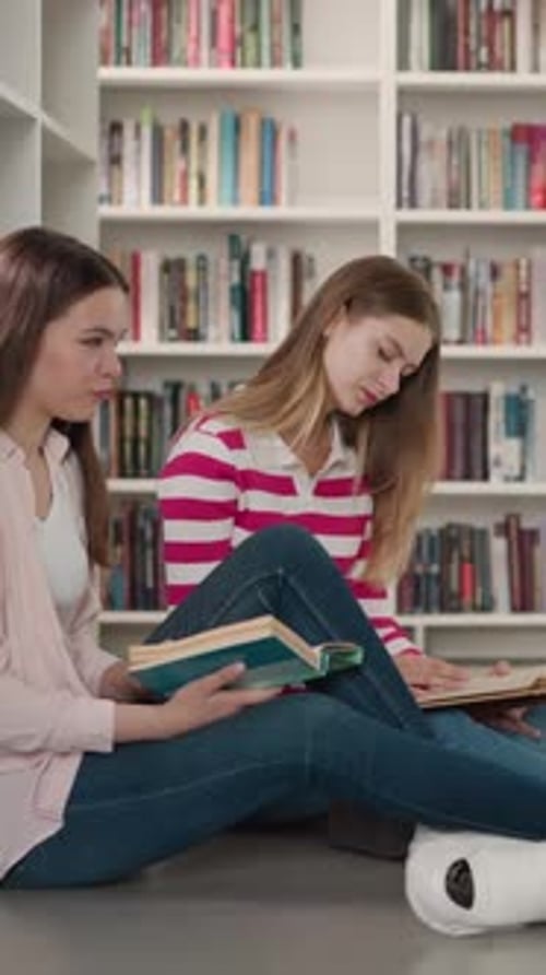 Gruppe von Freunden studiert Materialien in der Bibliothek