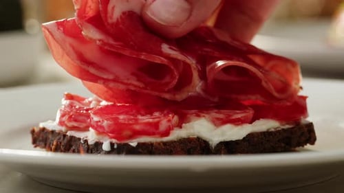 Délicieux sandwich au croissant à base d'œufs, d'avocat et de saumon Cuisine française traditionnelle France