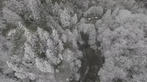 Schneelandschaft des Palovit-Wasserfalls