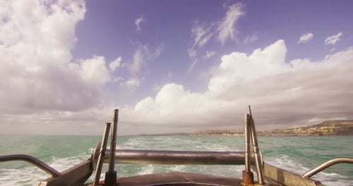 An einem sonnigen Tag fährt ein Boot auf See, wobei die Möwen ihr folgen