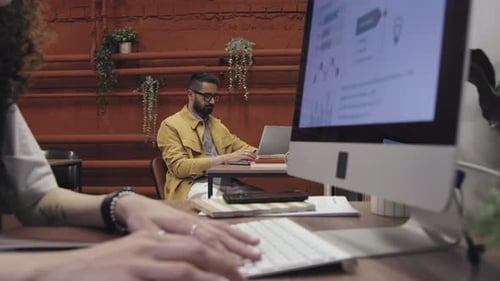 Femme méconnaissable travaillant sur une présentation dans un bureau de coworking