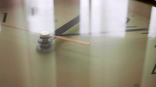 Vue rapprochée d'une horloge murale avec un pointeur de l'heure. L'horloge murale indique l'heure de fonctionnement d'un mod