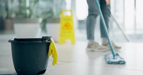 Nettoyage, seau et personne avec serpillière au bureau pour le service de nettoyage, concierge professionnel
