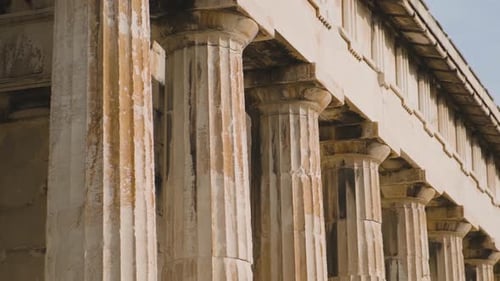 Columnas de mármol dórico en la columnata del templo de Hefesto en la antigua Ágora, Atenas, Grecia antigua