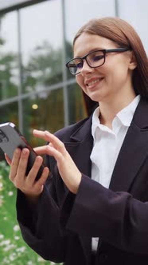 Joven sonriente que usa una aplicación de teléfono móvil, mensajes de texto, juegos, compras en línea, pedidos y entrega
