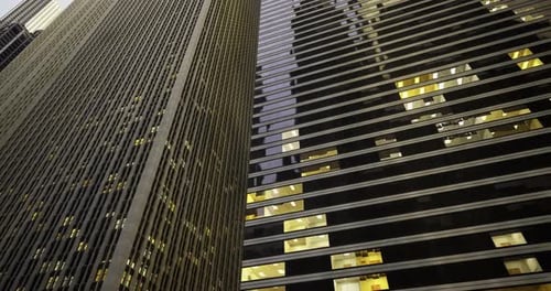 Rascacielos iluminados al anochecer reflejando la arquitectura urbana