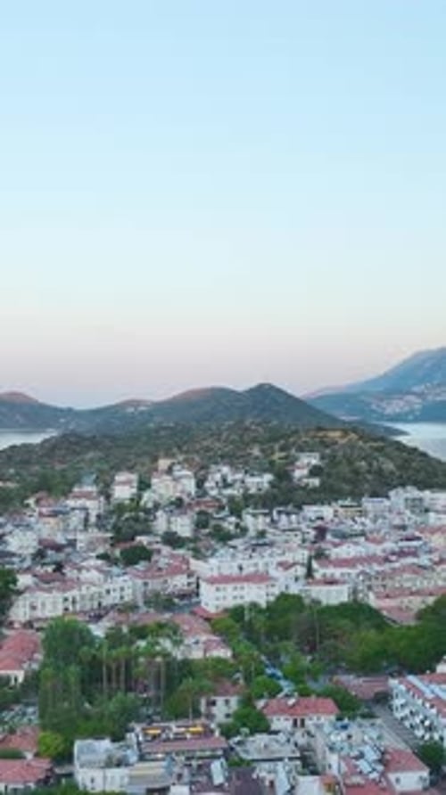 Vertikale Video-Luftaufnahme von Ka mit seinen blauen Buchten, eleganten Jachten und lebendigen Häusern am Hang