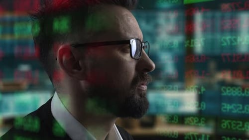 Le trader travaille avec un écran d'ordinateur avec des graphiques boursiers et une analyse de données. Le courtier négocie en ligne