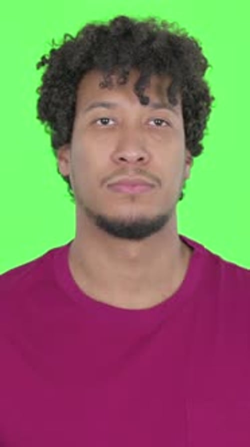 Homem africano sério em fundo verde, Vídeo vertical