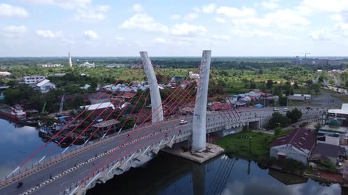 Vue aérienne du pont Sei Alalak situé à Banjarmasin, connu comme le premier pont voûté