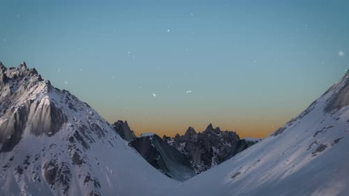 Schnee im Hintergrund der Berge