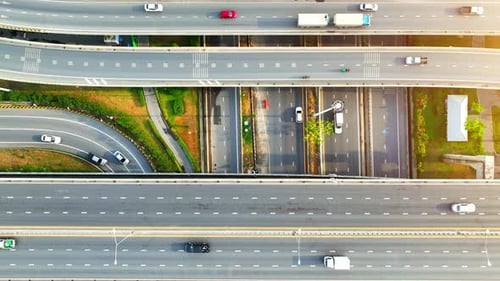Autobahnkreuzung oder Autobahnkreuzung aus der Vogelperspektive, Drohne