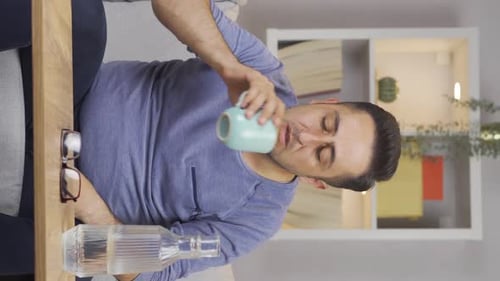 Vertikales Video eines Mannes mit Inkontinenz. Prostata.