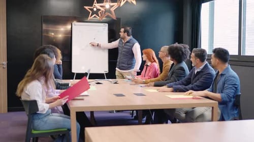 Homem apresentando um novo projeto em um coworking durante a reunião