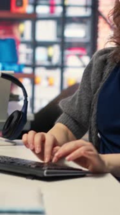 Desarrolladora de software de vídeo vertical en la oficina de la Agencia codificando en su ordenador