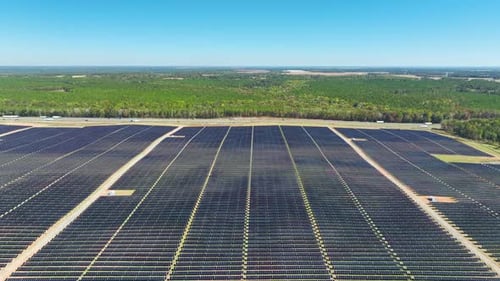 Luftbild eines großen nachhaltigen Elektrizitätswerks mit Reihen von Photovoltaik-Solarmodulen für