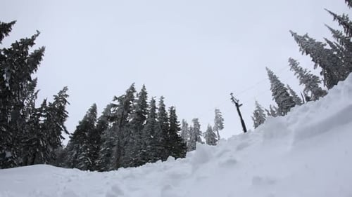 Snowboarder fliegt über 25-30