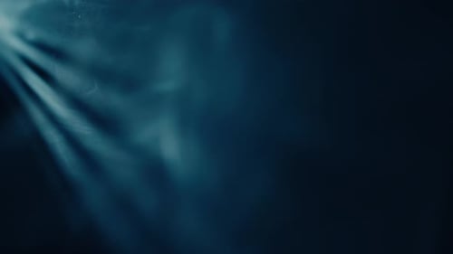 Blaue Lichtstrahlen durchdringen die dunkle, neblige Atmosphäre