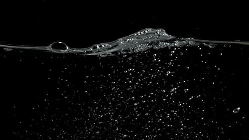 Wasserspritzer in Superzeitlupe mit Luftblasen, gefilmt auf einer Hochgeschwindigkeitskamera mit 1000 Bildern pro Sekunde