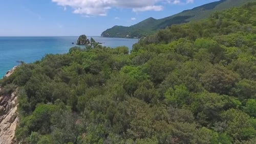 Luftaufnahme der Serra da Arrabida, Portugal. Transparentes Wasser und intensive Farben an einem heißen Sommertag