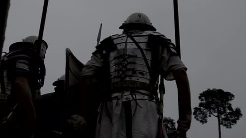 Gruppe epischer Armeen: Eine Truppe historischer Gladiatoren in Uniform zieht in den Krieg