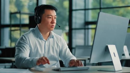 Asiatischer Geschäftsmann, Berater, Berater, Lehrer für Kopfhörer, Arbeit bei Helpline Company Support