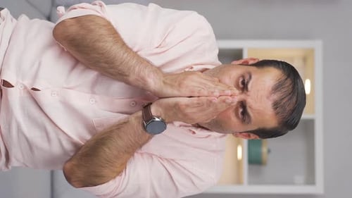 Vidéo verticale de La température élevée de l'air étouffe l'homme.