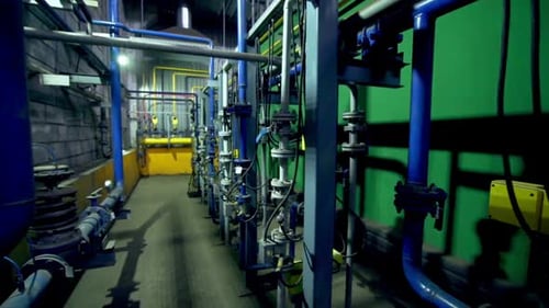 Bewegung am Gang vorbei zwischen Rohrleitungssystem und Wand