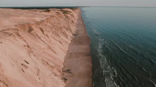Imagens de drones na costa de Lonstrup Lokken, perto de Rubjerg Knude, na Dinamarca