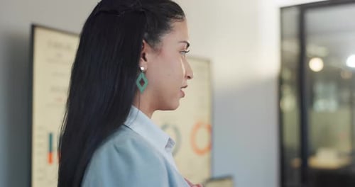 Mujer de negocios, presentación de pantalla y análisis de datos, gráficos o tablas para marketing