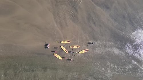 Grupo de kayakistas con kayaks en tándem