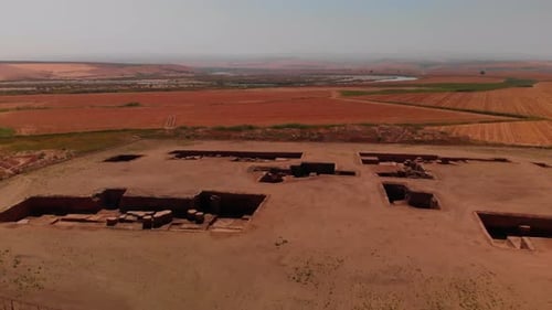 Luftaufnahmen der neolithischen archäologischen Stätte Kortik Tepe oder Kortiktepe in der Türkei