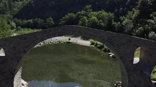 Vue prise par Drone en retraite révélant toute la longueur du pont du Diable situé à Ardino au pied