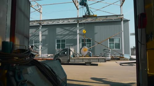 Grutier transportant un gros élément métallique dans une usine sidérurgique