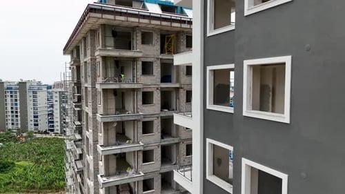 Vista aérea: construcción del sitio de construcción costero del horizonte mediterráneo