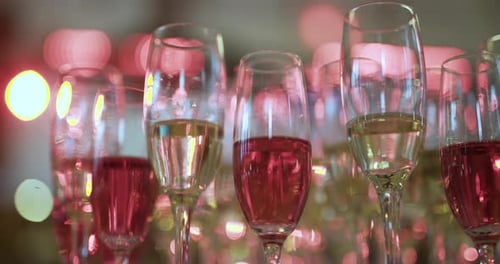 Vista aproximada de taças de champanhe na véspera de ano novo