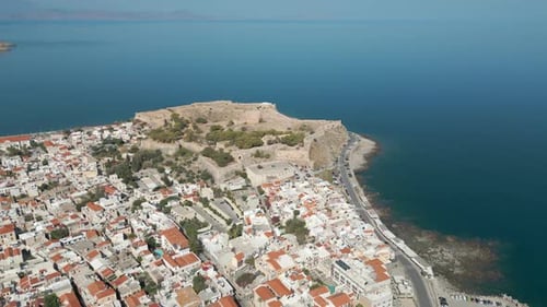 Festung und Altstadt von Rethymno auf Kreta, Griechenland, Drohnenabstieg, Pan 4K, 60 FPS
